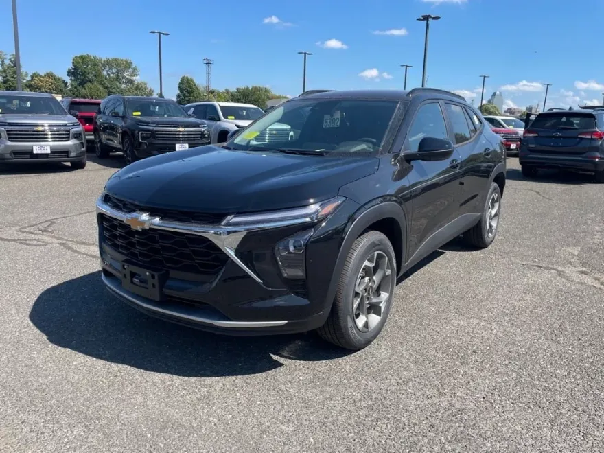 2025 Chevrolet Trax LT photo 1