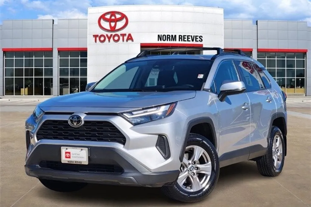2023 Toyota RAV4 XLE photo 1