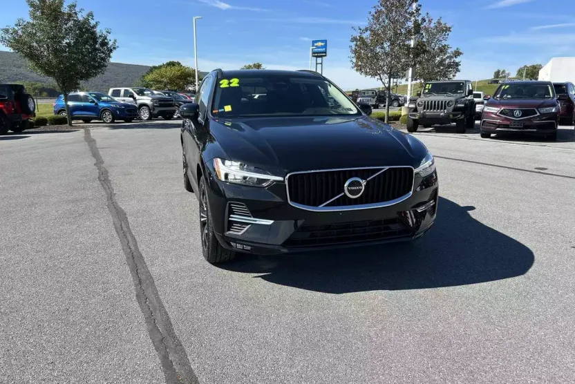 2022 Volvo XC60 B5 Momentum photo 1