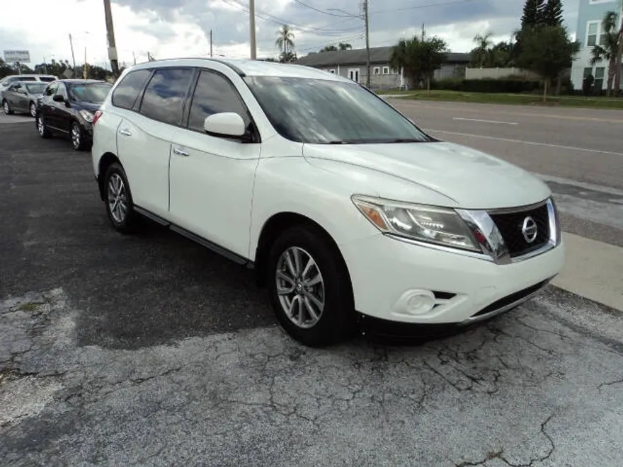 2014 Nissan Pathfinder S photo 1