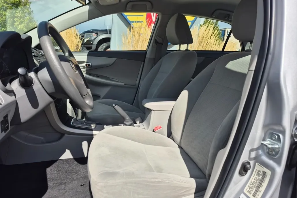2010 Toyota Corolla LE photo 1