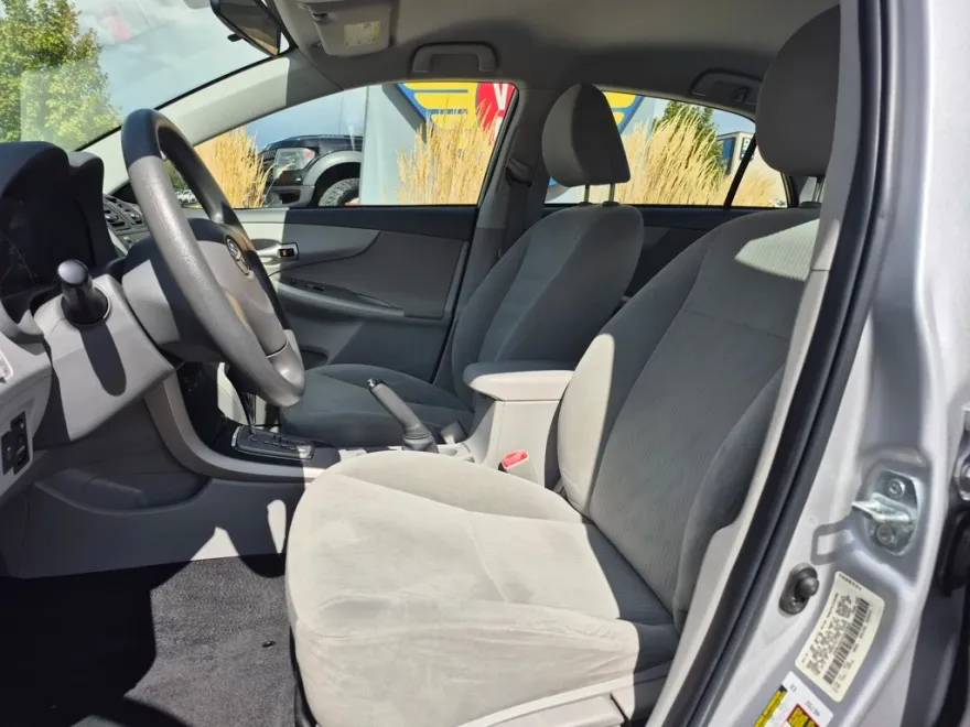 2010 Toyota Corolla LE photo 1