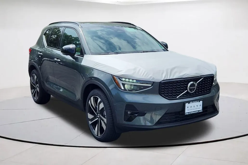 2026 Volvo XC40 photo 1
