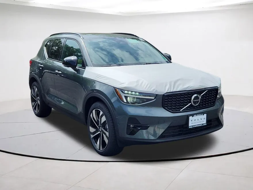 2026 Volvo XC40 photo 1
