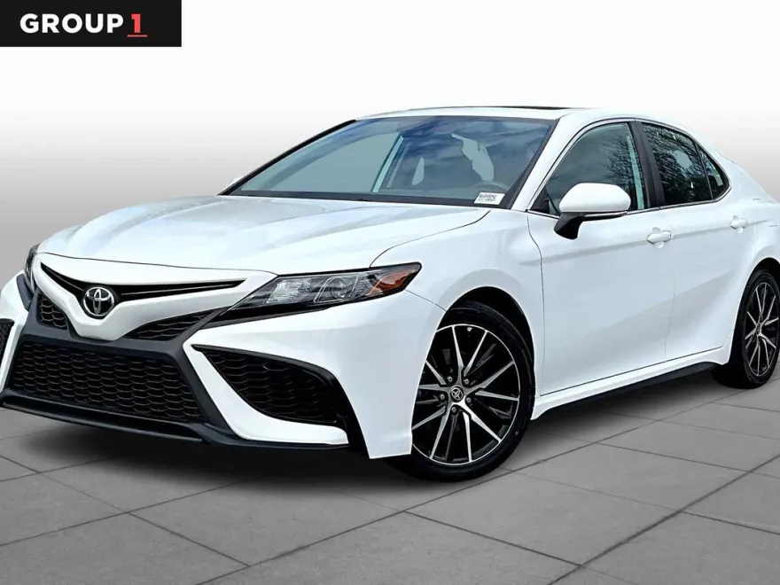 2022 Toyota Camry SE photo 1