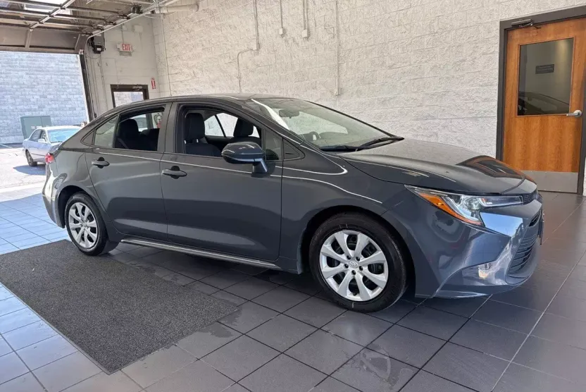 2024 Toyota Corolla LE photo 1