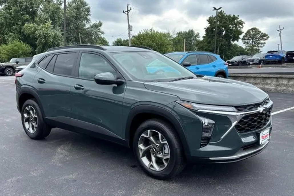 2025 Chevrolet Trax LT photo 1
