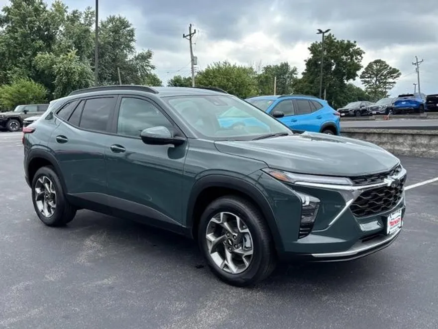 2025 Chevrolet Trax LT photo 1