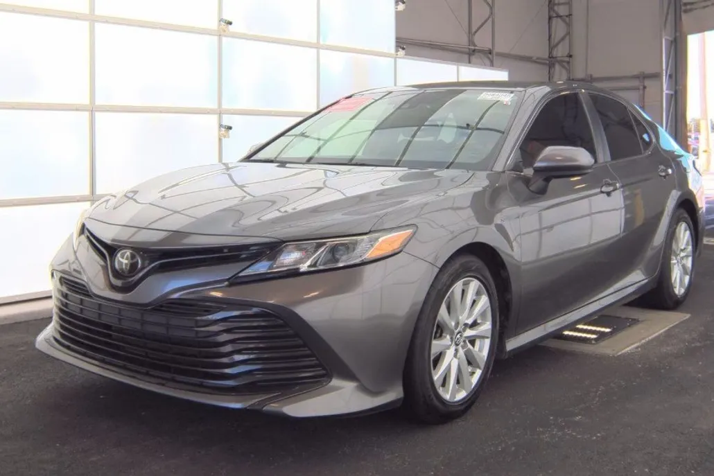 2019 Toyota Camry SE XLE photo 1