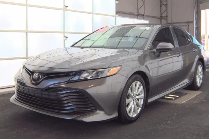 2019 Toyota Camry SE XLE photo 1