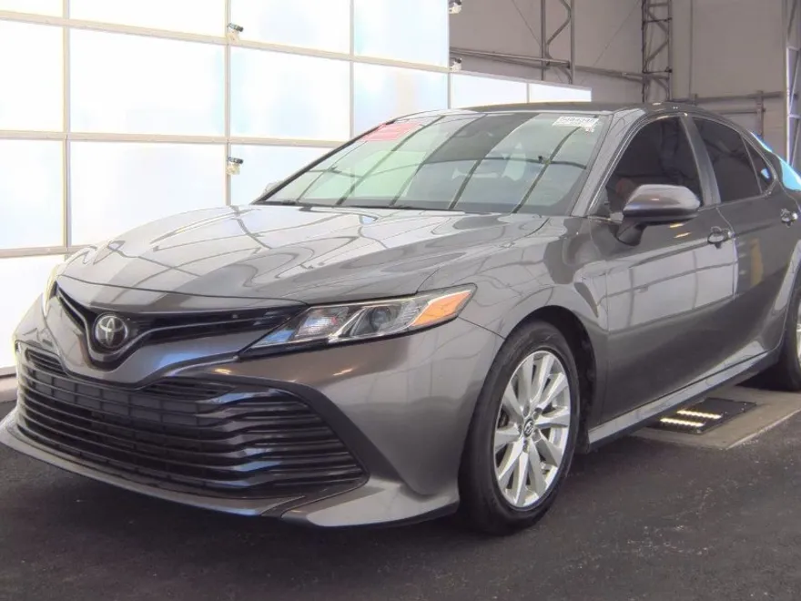 2019 Toyota Camry SE XLE photo 1