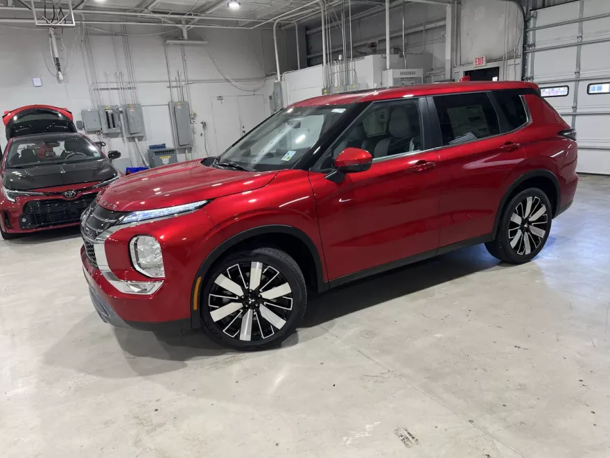2025 Mitsubishi Outlander SE photo 1