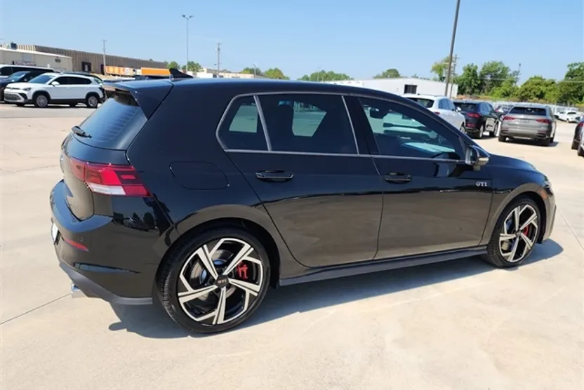 2025 Volkswagen Golf GTI SE photo 1