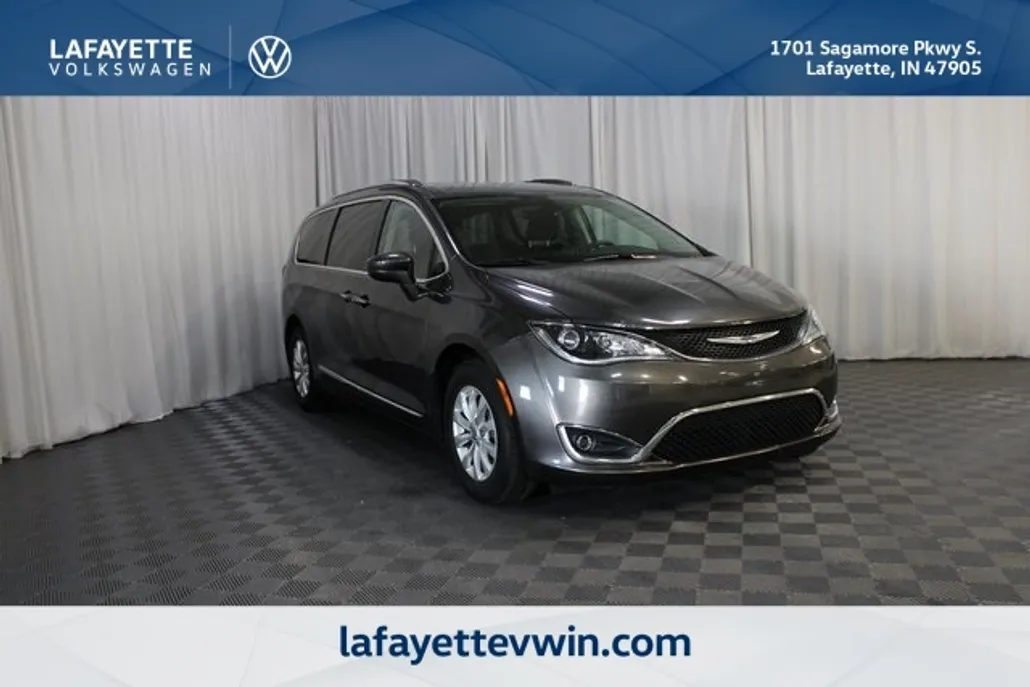 2018 Chrysler Pacifica Touring L photo 1