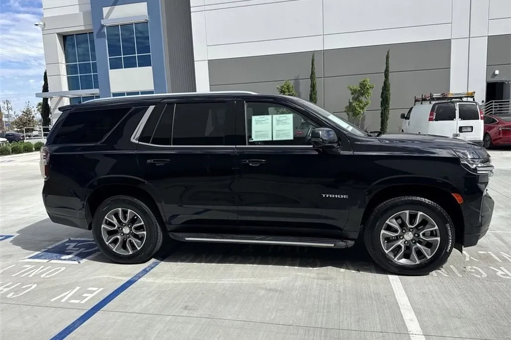 2022 Chevrolet Tahoe LT photo 1