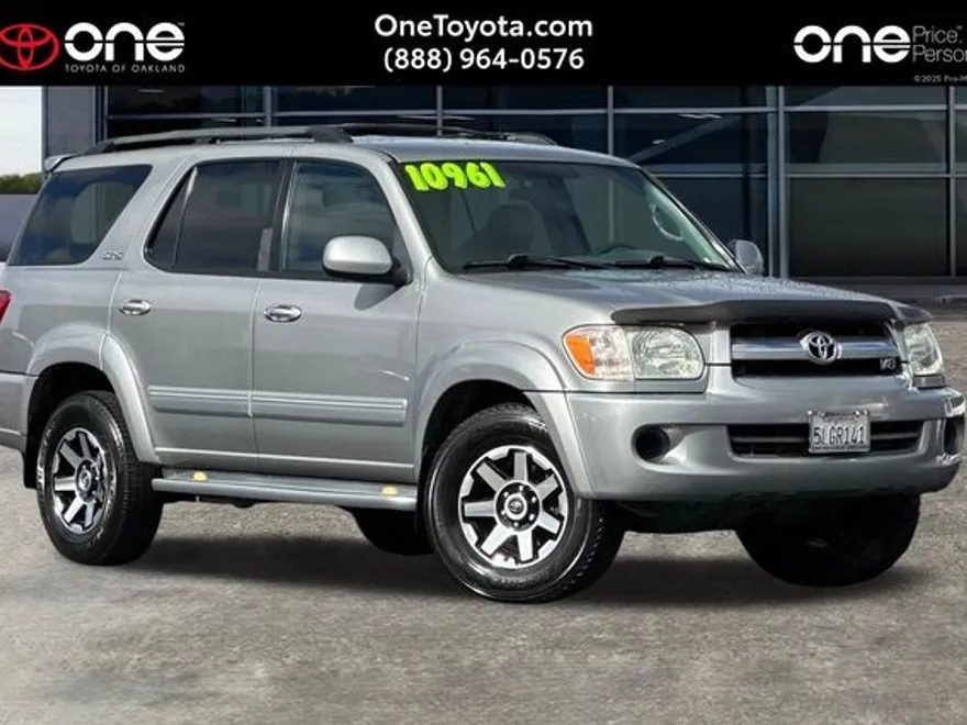 2005 Toyota Sequoia SR5 photo 1