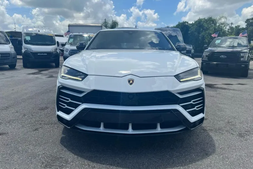 2019 Lamborghini Urus photo 1