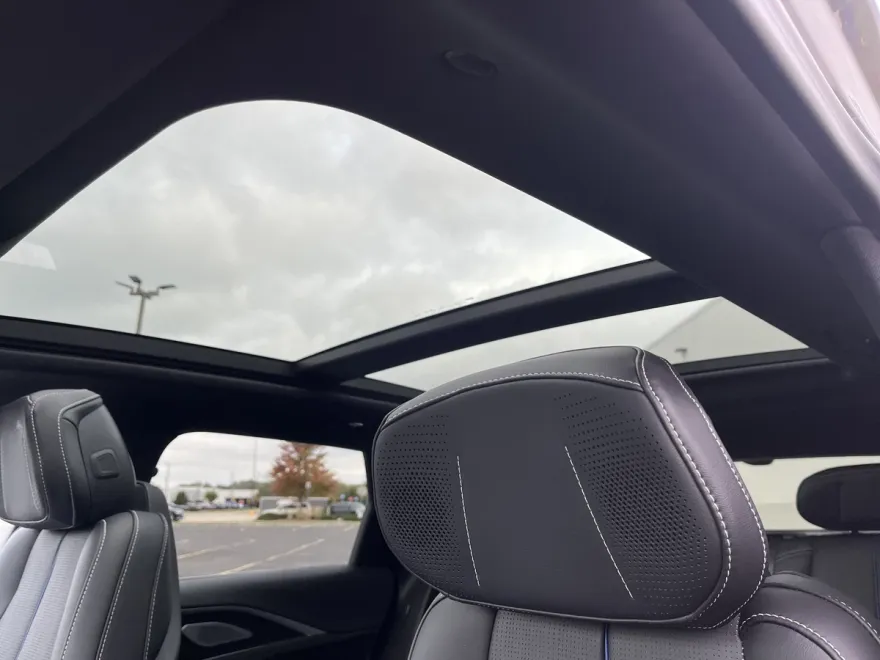 2025 Cadillac Lyriq Luxury photo 1