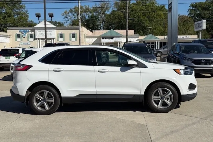 2022 Ford Edge SEL photo 1