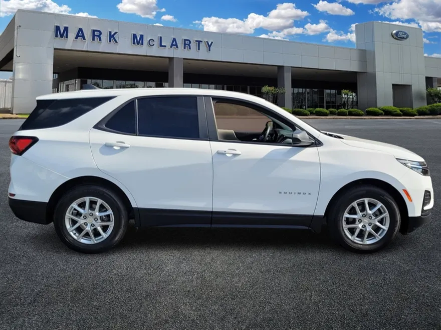 2023 Chevrolet Equinox LS photo 1