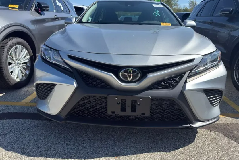 2020 Toyota Camry SE photo 1
