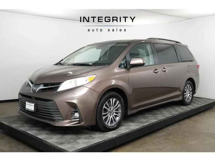 2018 Toyota Sienna XLE Limited Premium photo 1