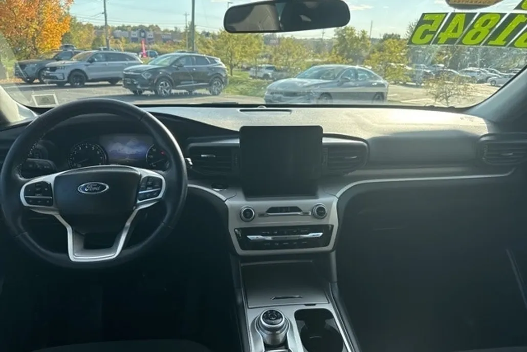 2023 Ford Explorer XLT photo 1