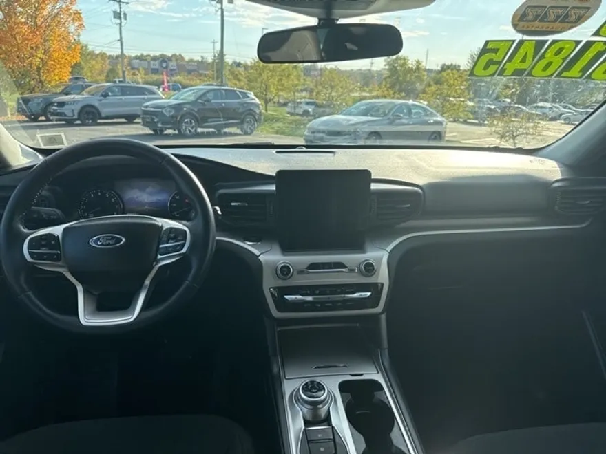 2023 Ford Explorer XLT photo 1