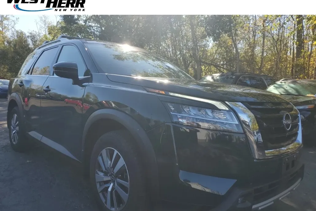 2022 Nissan Pathfinder SL photo 1