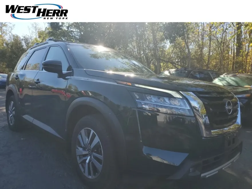 2022 Nissan Pathfinder SL photo 1