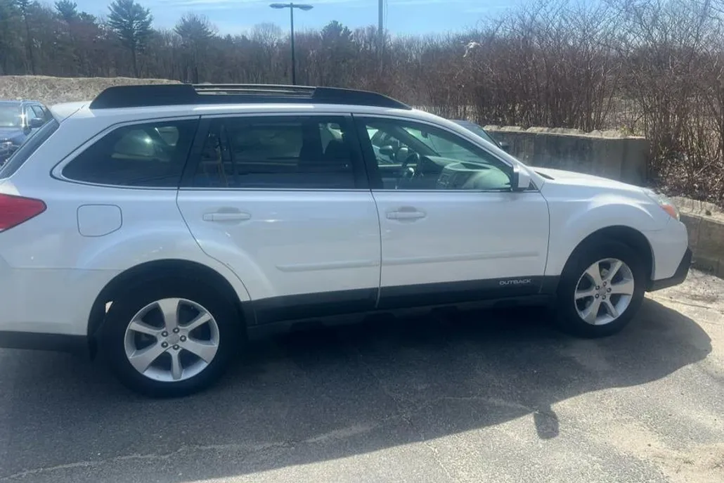 2014 Subaru Outback 2.5i Premium photo 1