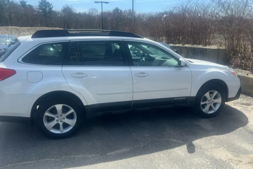 2014 Subaru Outback 2.5i Premium photo 1