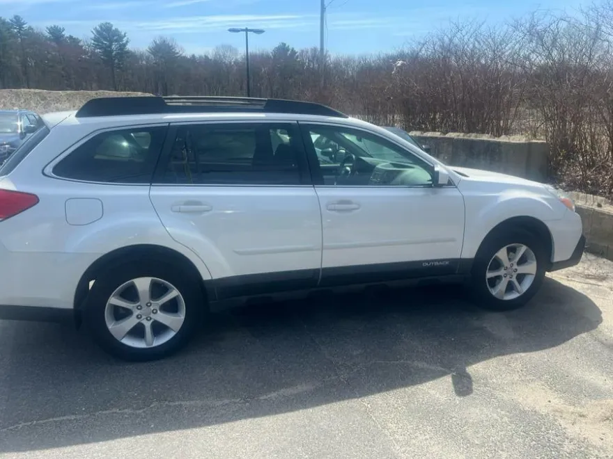 2014 Subaru Outback 2.5i Premium photo 1