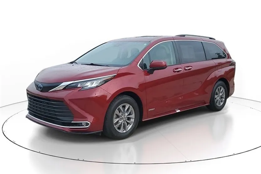 2021 Toyota Sienna XLE photo 1