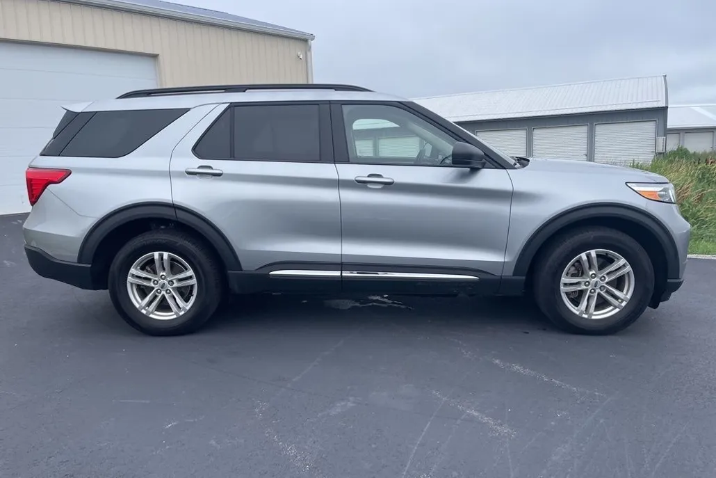 2023 Ford Explorer XLT photo 1