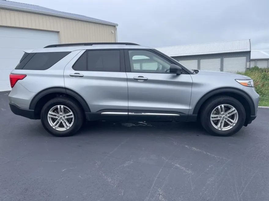 2023 Ford Explorer XLT photo 1