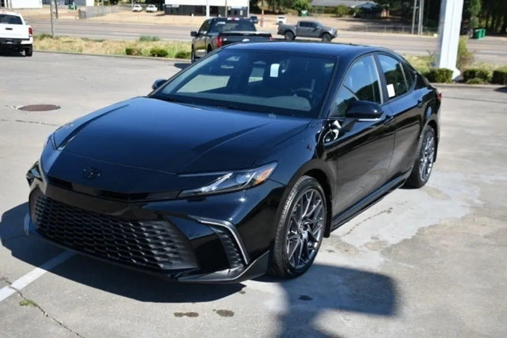2026 Toyota Camry SE photo 1