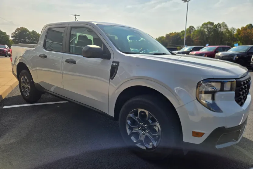 2025 Ford Maverick XLT photo 1