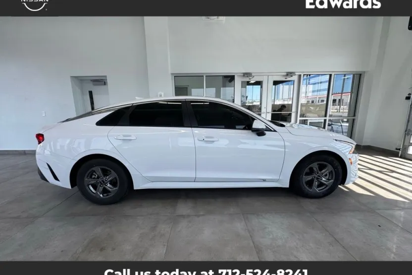 2022 Kia K5 LXS photo 1
