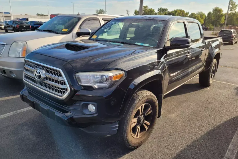 2017 Toyota Tacoma TRD Off-Road photo 1