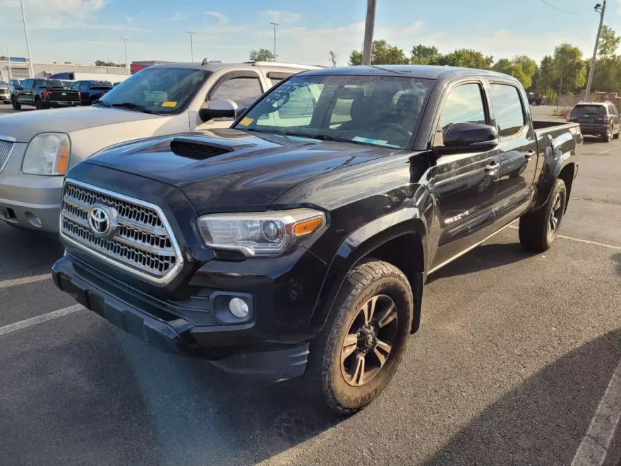 2017 Toyota Tacoma TRD Off-Road photo 1