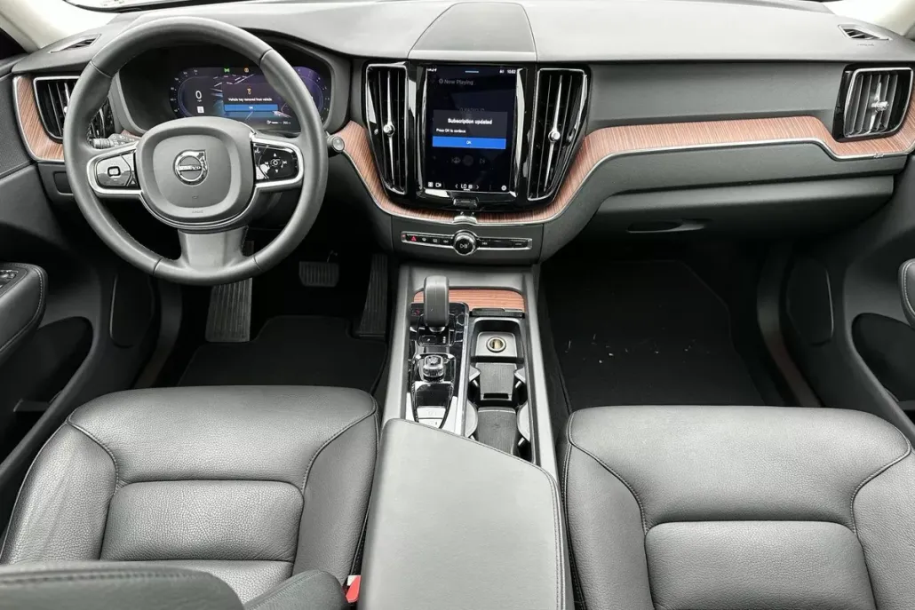 2023 Volvo XC60 B5 Plus photo 1