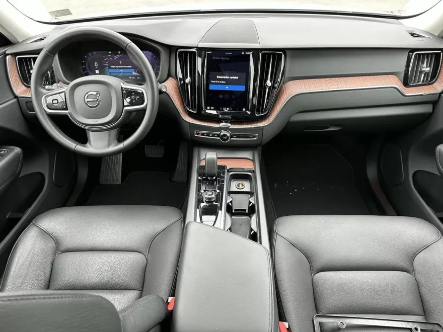 2023 Volvo XC60 B5 Plus photo 1