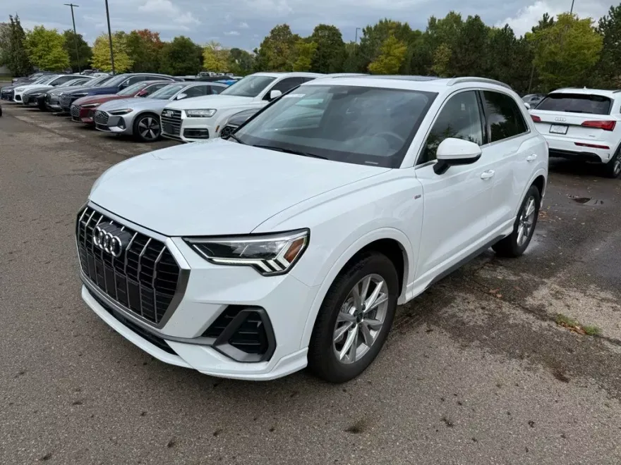 2025 Audi Q3 S line Premium photo 1