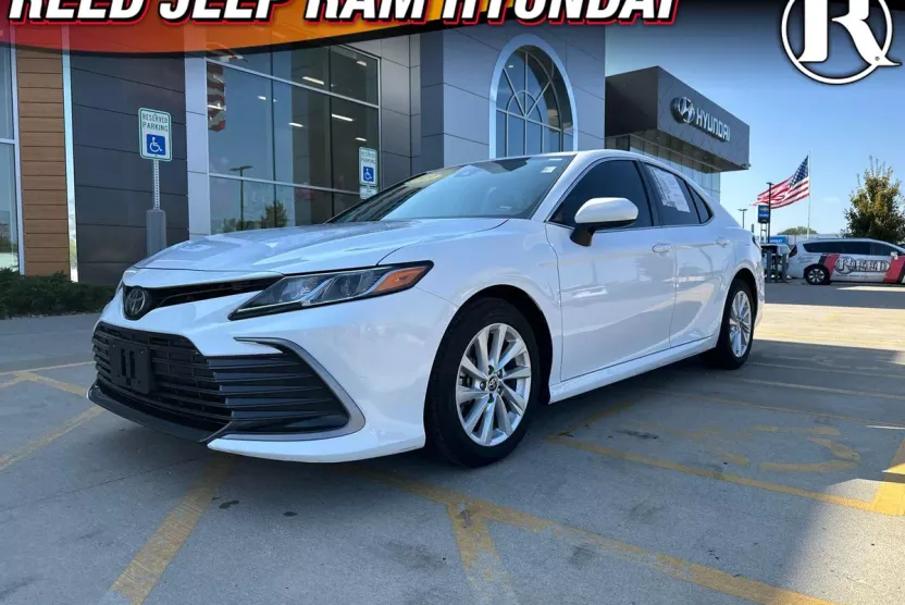 2023 Toyota Camry LE photo 1