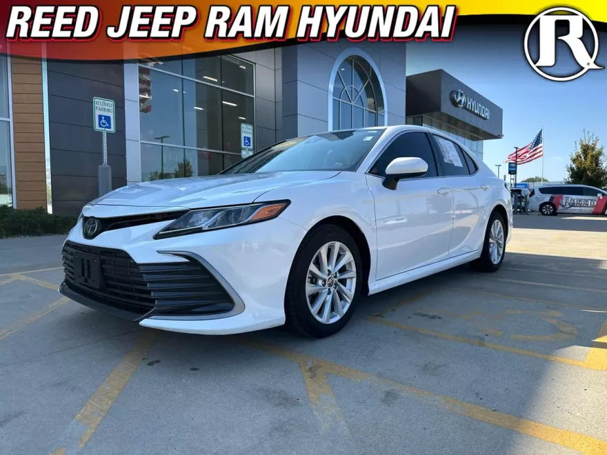 2023 Toyota Camry LE photo 1