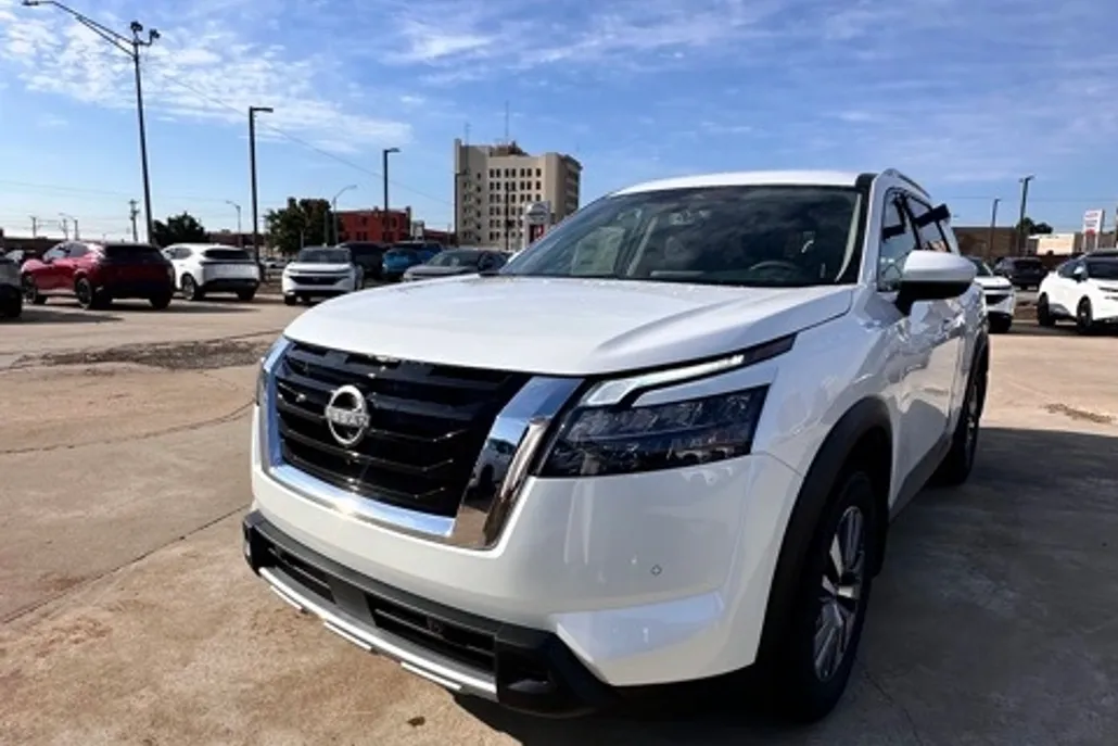 2025 Nissan Pathfinder SL photo 1