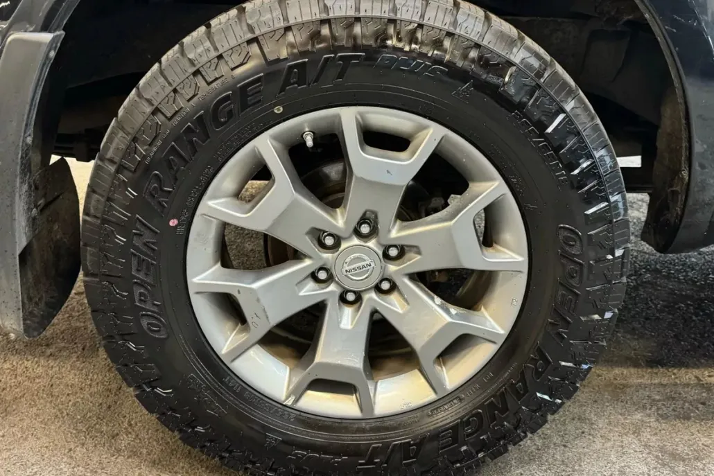 2019 Nissan Frontier Crew Cab SL photo 1