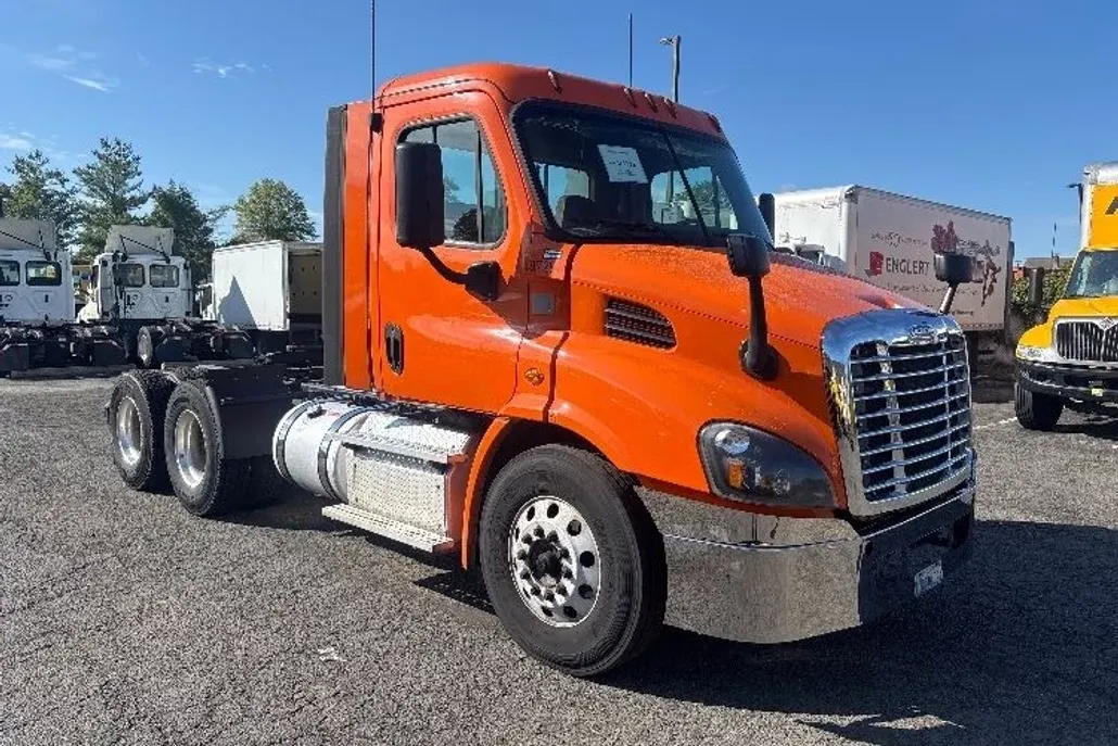 2018 Freightliner Cascadia 113" sleeper cab photo 1