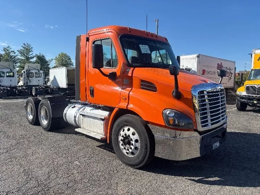 2018 Freightliner Cascadia 113" sleeper cab photo 1